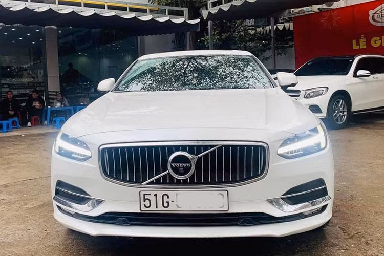 Về ngoại hình, chiếc xe Volvo S90 Inscription đời cũ này vẫn còn khá mới, nhưng đã lăn bánh được khoảng hơn 60.000 km. Xe sử dụng phong cách thiết kế mới nhất của Volvo, S90 mang "bộ mặt" đặc trưng tương tự chiếc XC90 trước đó với cặp đèn pha có các dải LED hình chữ T, lưới tản nhiệt nan dọc sang trọng và cản trước đơn giản.