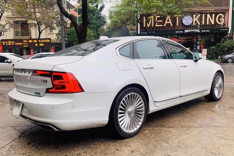 Trên thị trường ôtô cũ, có khá ít những chiếc Volvo nhập khẩu được chủ nhân rao bán do mức giá của xe cao và người dùng chủ yếu là những khách hàng ít thay đổi do thích sử dụng thương hiệu ôtô Thụy Điển. Mới đây, bất ngờ có một chủ nhân tại Hà Nội chào bán chiếc xe Volvo S90 T5 Inscription đời 2017 (sản xuất 2016) sau hơn 4 năm sử dụng.