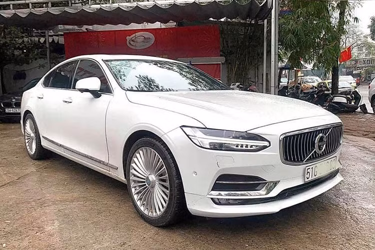 Mẫu xe sang Volvo S90 Inscription từng ra mắt lần tại triển lãm ôtô quốc tế Detroit 2016. Chỉ trong một thời gian ngắn, hãng xe Thụy Điển đã khai trương đại lý của mình tại thị trường Việt. Trong đó, S90 là mẫu xe sedan duy nhất mà Volvo phân phối chính hãng tại thị trường Việt Nam tại thời điểm đó với 2 phiên bản là Momentum và Inscription.