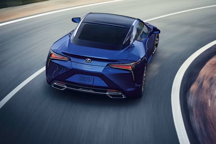 Đối với phiên bản hybrid LC 500h, Lexus trang bị thêm tấm ốp bảo vệ bằng sợi carbon nằm trong gói Sport. Mẫu xe sang Lexus LC 500 Convertible 2025 mới cũng có thêm các tùy chọn mới cho mui xe với màu đỏ hoặc xanh, vốn trước đây chỉ có ở gói Bespoke.