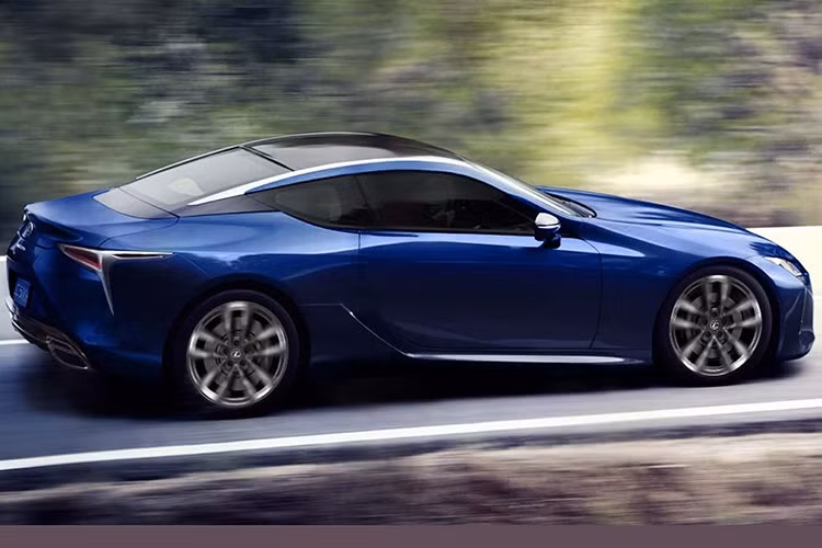 Theo thông tin từ Lexus, LC 500 2025 được nâng cấp với thanh giằng mới, giúp tăng độ cứng và ổn định cho xe. Hãng cũng bổ sung màu sơn bạc Iridium, lần đầu tiên xuất hiện trên mẫu IS sedan và RX SUV. 
