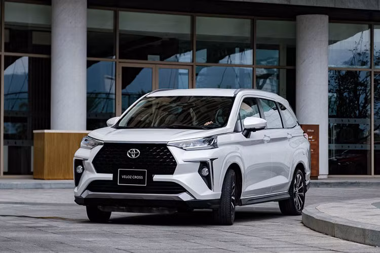 Dù mới ra mắt người dùng Việt vào cuối tháng 3/2022 nhưng Toyota Veloz Cross đã chứng tỏ được sức hút đối với khách hàng Việt. Trong tháng 8/2022, Toyota Veloz Cross tiếp tục là 1 trong 3 mẫu xe có doanh số cao nhất thị trường với 1.513 xe, tăng 118 xe so với tháng trước. 