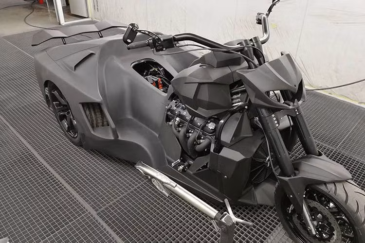 Chịu trách nhiệm kéo thân hình to lớn của chiếc môtô này là khối động cơ V8 dung tích 6.2L. Cỗ máy hàng “khủng” này được lấy từ mẫu xe cơ bắp của Mỹ - Chevrolet Corvette. Boss Hoss LS3 Custom Trike có thể sản sinh công suất tối đa 445 mã lực và mô men xoắn cực đại 574 Nm. Sức mạnh được truyền đến bánh sau thông qua hộp số 4 cấp và hệ thống truyền động như trên ôtô.