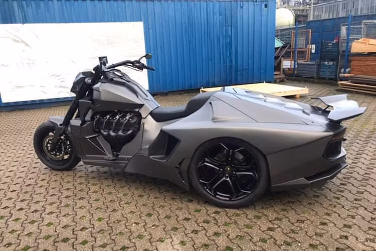 Chi nhánh của Boss Hoss tại Đức (Boss Hoss Cycles Germany – BHCG) đã kết hợp cùng 2 xưởng độ khác để chế tạo nên một mẫu môtô 3 bánh độc nhất vô nhị trên thế giới mang tên Boss Hoss LS3 Custom Trike.
