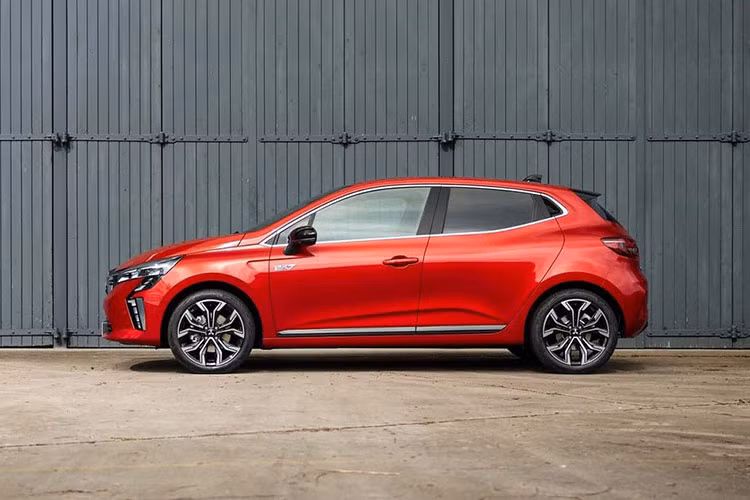 Mitsubishi Colt 2024 trên thực tế là phiên bản đổi tên và thay đổi nhẹ về mặt thiết kế của Renault Clio. Điều này không có gì lạ vì Mitsubishi và Renault vốn cùng thuộc một liên minh.