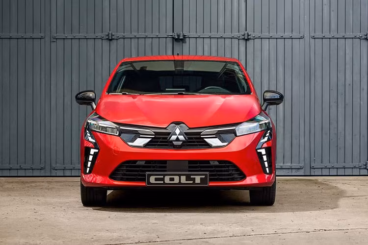 Vào hồi tháng 4 năm ngoái, hãng Mitsubishi đã tung ra hình ảnh "úp mở" đầu tiên của mẫu xe Colt thế hệ mới. Sau hơn 1 năm, Mitsubishi Colt 2024 mới ra mắt và thuộc phân khúc xe hatchback hạng B, cạnh tranh Toyota Yaris cũng như Mazda2.