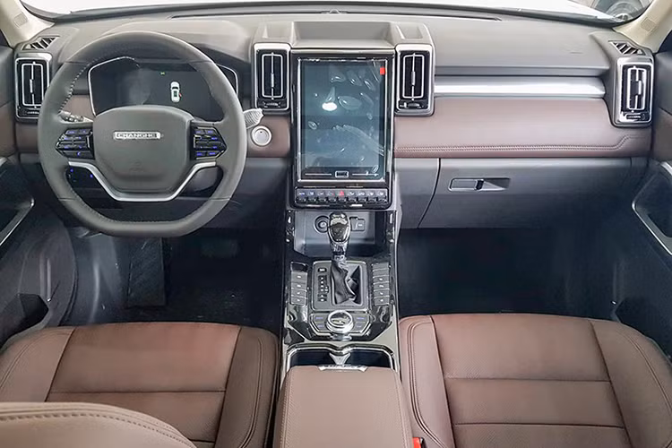 Trong khi đó, bố trí nội thất của BAIC Q7 lại là sự pha trộn giữa Range Rover (vô lăng) với Tesla (màn hình giải trí trung tâm 12 inch đặt dọc). Một vài tiện nghi khác có trên Q7 là bọc da, ghế lái chỉnh điện, có tích hợp sưởi và làm mát, cửa sổ trời toàn cảnh, đèn pha tự động, cần gạt mưa, điều hoà… Xe còn được trang bị cốp mở điện...