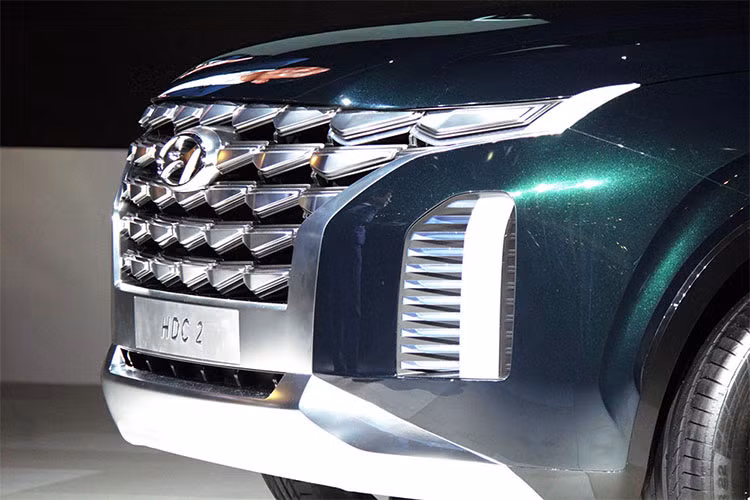 Trong khi đó, thiết kế sườn xe của chiếc SUV Hyundai Grandmaster mới trông khá thú vị vì viền màu bạc ở trên và dưới cửa sổ không nối liền với nhau. Viền bên trên dường như tạo ra sự phân chia giữa cửa sổ và cột C sơn đồng màu thân xe càng làm nhấn mạnh điều này.