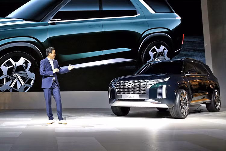 Trong triển lãm ôtô Busan 2018 diễn ra tại quê nhà Hàn Quốc, hãng Hyundai tiếp tục sử dụng ngôn ngữ thiết kế “Sensuous Sportiness” cho một mẫu xe concept mới mang tên Grandmaster (HDC-2). Khác với Le Fil Rouge vốn sở hữu kiểu dáng coupe thấp, mẫu xe Hyundai Grandmaster mới lại thuộc phân khúc SUV cỡ lớn.