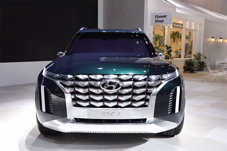 Lưới tản nhiệt này nằm trên bộ khung màu bạc, nối với 2 thanh nằm dọc ở 2 góc đầu xe. Bên dưới lưới tản nhiệt còn có tấm ốp gầm màu bạc, tạo vẻ rắn rỏi đúng chất SUV hạng sang cỡ lớn cho Hyundai Grandmaster.