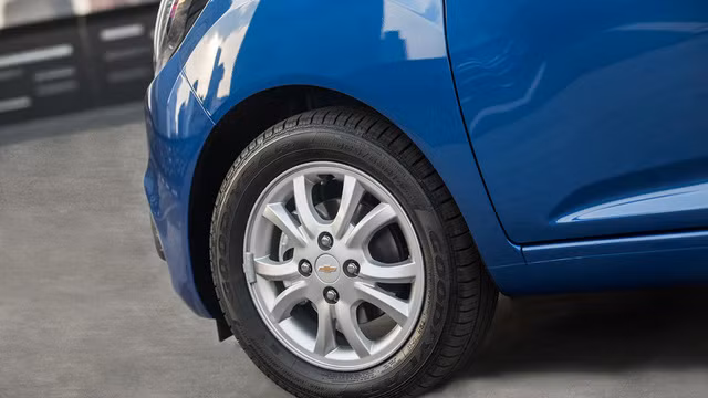 Những trang bị nổi bật khác ở bên ngoài Chevrolet Beat 2018 bao gồm bộ vành hợp kim 14 inch thiết kế dạng đa chấu kép, gá chằng đồ được đặt trên nóc xe và gương ngoại thất chỉnh điện tích hợp thêm đèn báo rẽ...