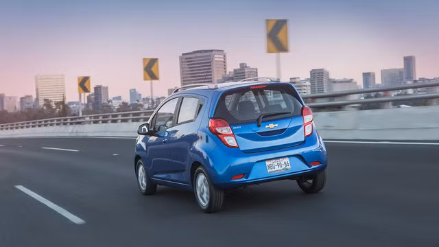 Động cơ của Chevrolet Beat 2018 là loại máy xăng MFI 4 xy-lanh, dung tích 1,2 lít, sản sinh công suất tối đa 81 mã lực tại vòng tua máy 6.400 vòng/phút và mô-men xoắn cực đại 104 Nm tại vòng tua máy 4.800 vòng/phút. Động cơ không thay đổi thông số so với trước và kết hợp cùng hộp số sàn 5 cấp tiêu chuẩn.