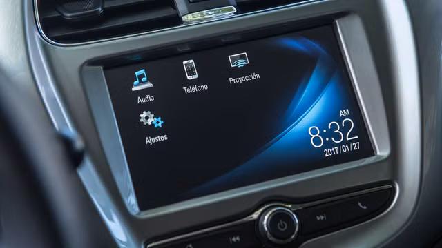 Về an toàn, Chevrolet Beat 2018 có phanh đĩa trên 4 bánh, hệ thống chống bó cứng phanh ABS và 2 túi khí trước. Các trang bị khác bao gồm hệ thống điều hoà, hệ thống thông tin giải trí MyLink thế hệ mới,...