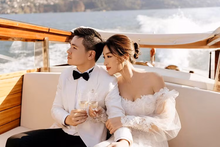 Mới đây, Hoa hậu Đỗ Mỹ Linh đã và Đỗ Vinh Quang đã chia sẻ việc sắp kết hôn. Chồng sắp cười Hoa hậu hiện đang là Chủ tịch CLB Hà Nội và là con thứ của ông Đỗ Quang Hiển hay còn được biết đến với biệt danh bầu Hiển. Người đẹp mới đón sinh nhật lần thứ 26 không tiết lộ về ngày đám cưới nhưng tin nội bộ cho rằng là vào 23/10/2022 tới đây.