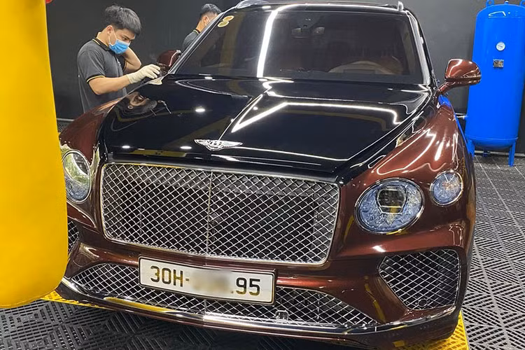 Ngoài xe siêu sang Rolls-Royce Phantom "Hoà Bình &amp; Vinh Quang", trong garage xe của gia đình chồng sắp cưới Hoa hậu Đỗ Mỹ Linh còn rất nhiều xe sang và xe SUV siêu sang đến siêu SUV có thể làm xe hoa bất kỳ lúc nào, trong đó, Bentley Bentayga V8 First Edition rất nổi bật với 2 màu sơn là đỏ và đen.