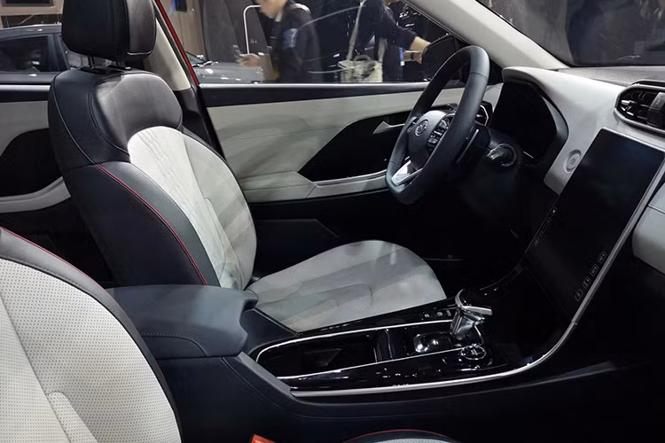 Bên trong Hyundai ix25 2019 là không gian nội thất được thiết kế tối giản với vô lăng nhỏ nhắn, mặt táp-lô gọn gàng và cửa gió điều hòa nằm ngang. Đặc biệt, xe sẽ được trang bị màn hình thông tin giải trí cảm ứng cỡ lớn, đặt nằm dọc như nối liền với cụm điều khiển trung tâm bên dưới và gợi liên tưởng đến xe ôtô điện Tesla.