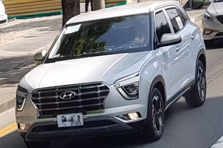Mới đây, cánh săn ảnh bất ngờ bắt gặp mẫu xe Hyundai ix25 2019 trên đường phố. Có vẻ như hãng Hyundai đang tiến hành chạy thử ix25 thế hệ mới tại quê nhà Hàn Quốc trước khi tung mẫu xe này ra thị trường như đối thủ của Honda HR-V, Mazda CX-3, Toyota C-HR hay Ford EcoSport.