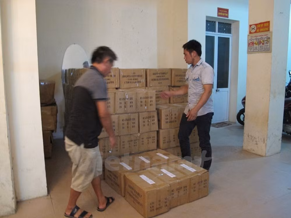 Chủ hàng tập kết hàng hóa tại trụ cầu H13, gầm cầu Vĩnh Tuy thuộc quận Hai Bà Trưng. (Ảnh: Đức Duy/Vietnam+)
