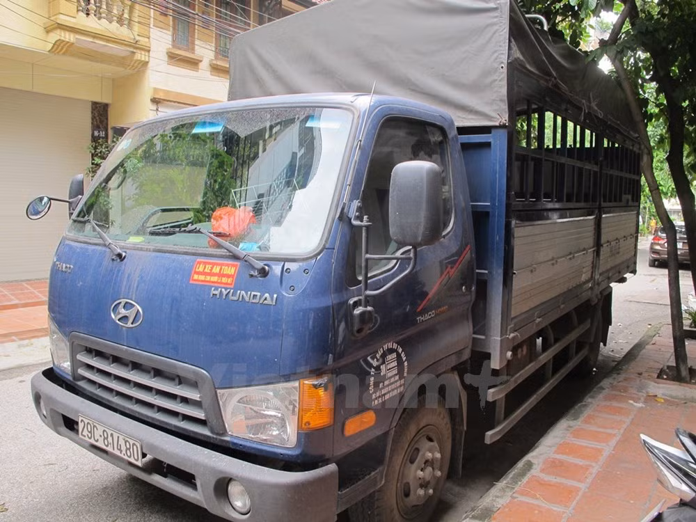 Chiếc xe tải được chủ hàng thuê để chuẩn bị vận chuyển pháo hoa điện nhập lậu. (Ảnh: Đức Duy/Vietnam+)