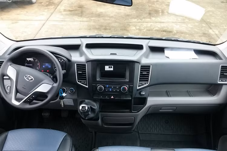 Bên trong nội thất của Hyundai Solati 2018 đơn giản nhưng không kém phần hiện đại. Cụ thể, xe được trang bị vô-lăng 3 chấu tích hợp các phím chức năng, cửa sổ chỉnh điện, điều hòa hai vùng độc lập, phía bảng táp lô là màn hình TFT 4.2 inch kết hợp hệ thống giải trí, ghế lái chỉnh điện theo tiêu chuẩn Châu Âu có thể điều chỉnh 6 hướng.