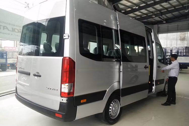 Mức giá xe Hyundai Solati do THACO phân phối ở mức 1,2 tỷ đồng. Tuy nhiên hiện nay khi Hyundai Thành Công đã phụ trách việc lắp ráp và sản xuất xe ngay tại Việt Nam thì Hyundai Solati dự kiến sẽ có mức giá mềm hơn, tăng khả năng cạnh tranh với Transit ở phân khúc minibus.