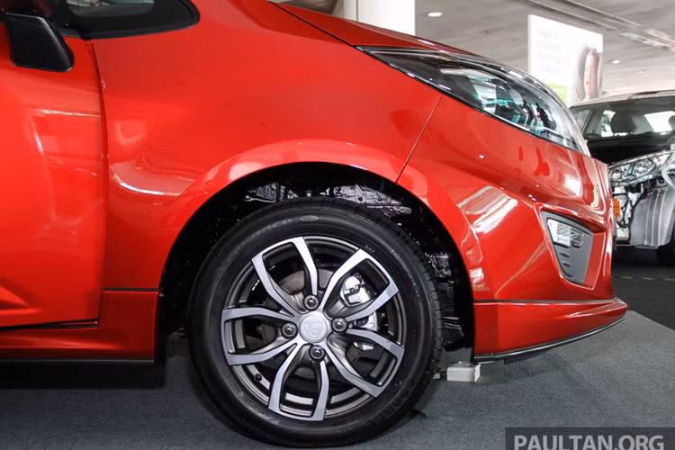 Trên phiên bản mới của chiếc Proton Iriz này, hãng xe Malaysia còn cung cấp thêm gói trang bị SD Aerodynamics thể thao với các sọc chỉ đỏ trang trí trên lưới tản nhiệt, đường viền bao quanh xe, trên vành và gương hậu. Thêm đèn LED ban ngày, bộ khuếch tán sau thiết kế lại, ống xả kép, cánh gió sau thêm cánh gió phụ...