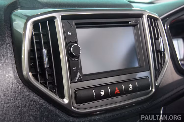 Trên bảng táp lô của Iriz 2017 còn được trang bị bảng đồng hồ tái thiết kế với đèn báo Eco Drive Assist dành cho những phiên bản dùng hộp số CVT. Chất liệu nỉ bọc nội thất mới với những đường sọc màu xanh dương và đỏ cùng chỉ khâu đỏ cũng là điểm khác biệt bên trong Proton Iriz 2017.