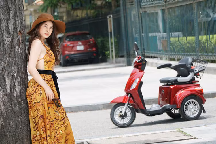 Mới đây, trên đường phố Hà Nội bất ngờ xuất hiện một chiếc xe máy điện 3 bánh có thiết kế khá độc đáo. Chiếc xe đi kèm ghế ngồi lạ lẫm xuất hiện cùng người đẹp Nguyễn Minh Phương trong bộ ảnh dạo phố cuối tuần.