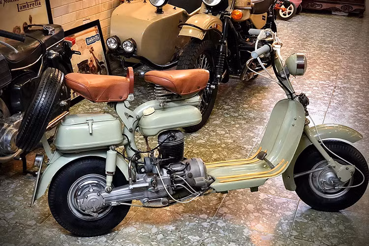 Về lịch sử của xe máy Lambretta Model F, sau khi Lambretta 125 Model E không đạt doanh số như ý muốn, nhà sản xuất Innocenti (Italy) vẫn không từ bỏ ý định bán một chiếc scooter giá cả phải chăng. Do đó, vào đầu năm 1954, Lambretta 125 Model F được giới thiệu toàn cầu với mức giá hấp dẫn.