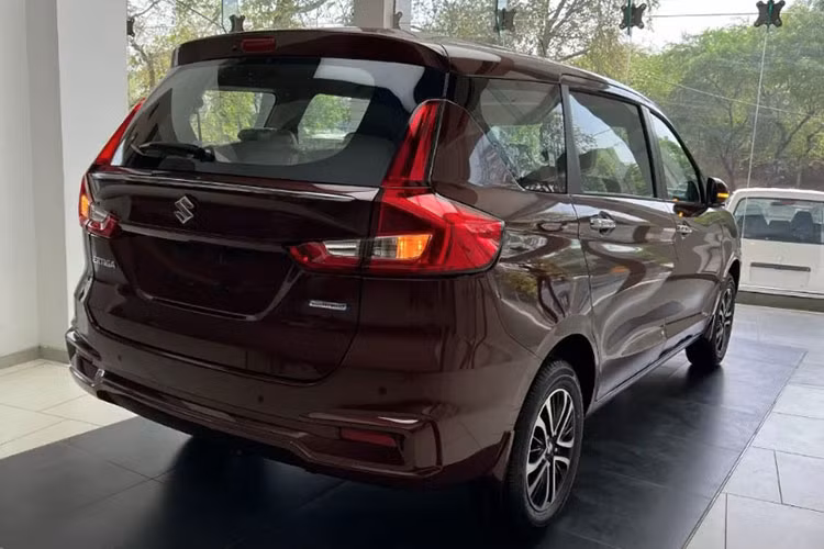 Mọi thông tin về giá xe Suzuki Ertiga Hybrid 2022 chưa được tiết lộ nhưng chắc chắn sẽ cao hơn các bản máy xăng đang bán hiện nay là Ertiga 5 MT Euro5 (499,9 triệu đồng) và Ertiga Sport Euro5 (568.9 triệu đồng).