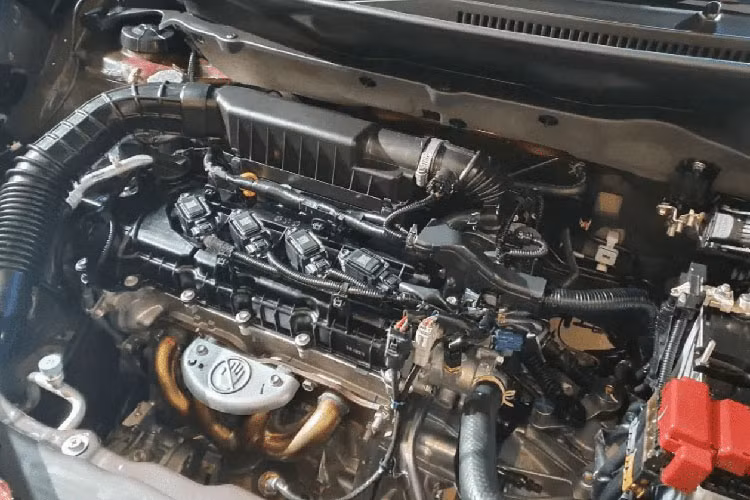 Điểm khác biệt lớn nhất giữa Suzuki Ertiga Hybrid tiết kiệm xăng với 2 bản còn lại nằm ở động cơ khi được trang bị cỗ máy xăng lai điện ký hiệu Smart Hybrid K15C, kết hợp động cơ xăng 1.5L và mô-tơ điện, sản sinh công suất 105 mã lực và mô-men xoắn 138 Nm.