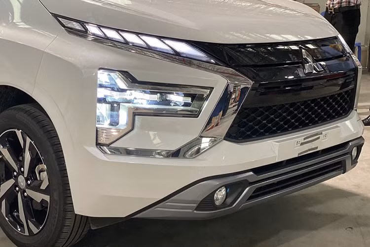 Ngoài ra, đèn hậu LED phía sau đuôi xe cũng có đồ họa hình chữ T, và còn có đèn phanh LED để cải thiện tầm nhìn khi lái xe. Mitsubishi Xpander 2022 facelift mới đã nâng kích thước la-zăng lên 17 inch với hai tông màu thay vì 16 inch như trước đây.