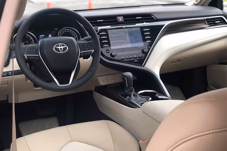 Bên trong nội thất xe không thay đổi, vẫn sở hữu cụm đồng hồ tích hợp màn hình 7 inch thay vì 4,2 inch như trước đây, màn hình hiển thị kính lái HUD, vô lăng từ 4 chấu đổi sang thiết kế 3 chấu tích hợp thêm cruise control và điều khiển giọng nói. Hệ thống giải trí cao cấp hơn với đầu DVD, màn hình 8 inch và 9 loa JBL...