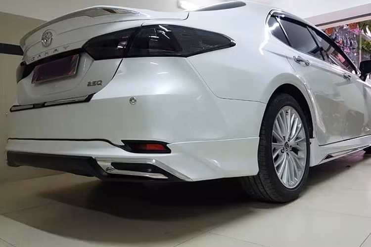Về khả năng vận hành Toyota Camry mới cũng không bị ảnh hưởng, nó vẫn sở hữu 2 tùy chọn về động cơ. Đầu tiên là loại DOHC, 4 xy-lanh, dung tích 2.0L đem lại công suất tối đa là 165 mã lực tại tua máy 6.500 vòng/phút và mô-men xoắn cực đại đạt 199 Nm tại 4.600 vòng/phút. Thứ 2 là loại 2.5L sản sinh 178 mã lực tại 6.000 vòng/phút và 235 Nm tại 4.100 vòng/phút. Hộp số tự động 6 cấp, bản 2.5Q sẽ có 3 chế độ lái: Eco, Normal và Sport. 