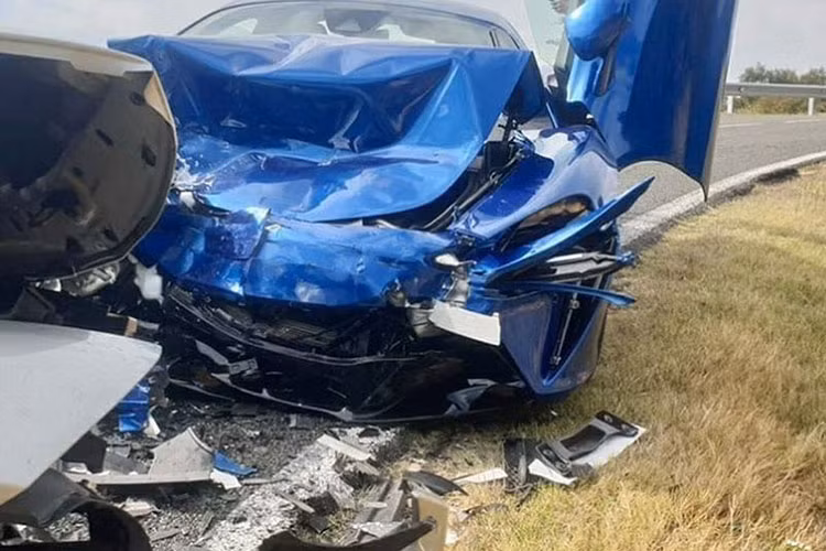 McLaren Artura dau tien gap nan 