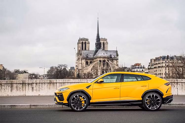 Siêu xe Lamborghini Urus mới có trục cơ sở 3.003mm, tổng thể (Dài x Rộng x Cao) tương ứng (5.112 x 2.016 x 1.638)mm. Khoảng sáng gầm xe dao động từ 158mm tới 248mm tùy theo chế độ và điều khiển của treo khí nén. Thể tích khoang hành lý từ 616 lít đến 1.596 lít (gập ghế).