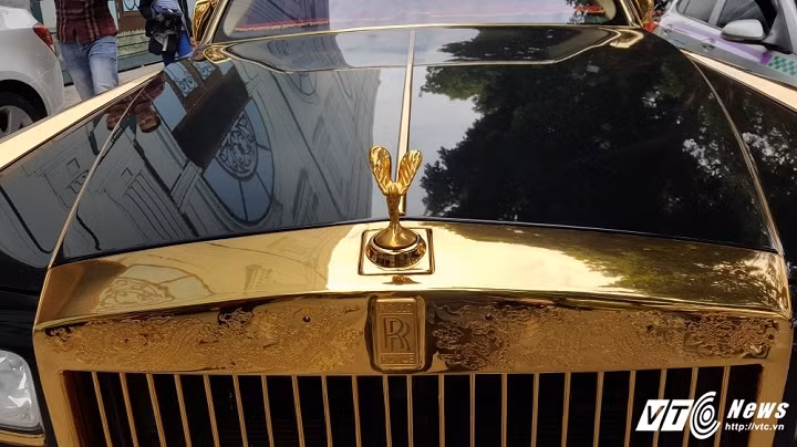 Riêng phiên bản của chiếc Phantom rồng đặc biệt này được mạ vàng 24k ở phần khung. Cụ thể như lưới tản nhiệt, biểu tượng Rolls-Royces đình đám, ốp gương, nẹp kính, hốc đèn, ốp gầm đẩu xe, thanh ốp bên hông xe đồng thời la-zăng cũng được mạ vàng cực kỳ nổi bật.