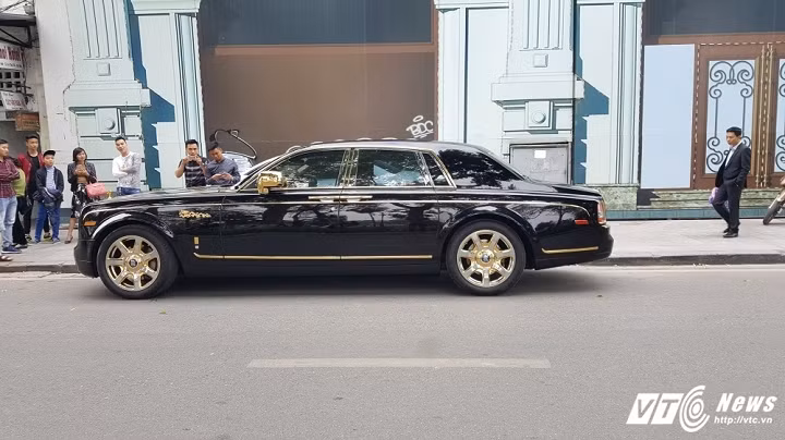 Giống như các phiên bản Phantom khác thuộc Series I, siêu xe sang Phantom Rồng cũng được trang bị động cơ V12 DOHC 6,75 lít phun xăng điện tử với công suất tối đa 453 mã lực và mô-men xoắn cực đại 720 Nm. Cùng với hộp số tự động 6 cấp ZF và hệ dẫn động cầu sau, chiếc xe mất 5,7 giây để đạt 0-100 km/h.