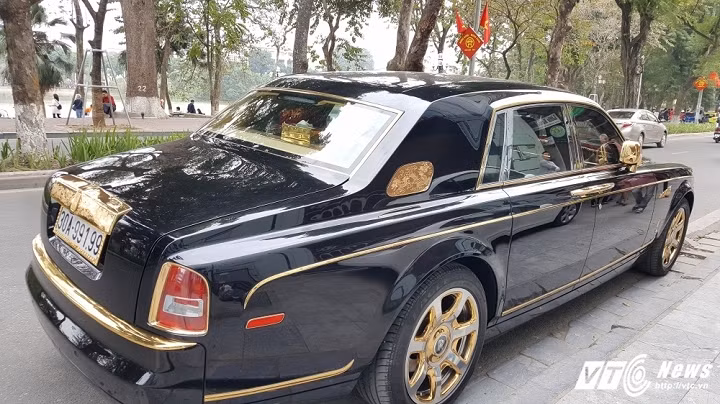 Bên trong nội thất của Phantom Rồng còn có một số điểm khác biệt so với các phiên bản thường, bắt đầu từ logo rồng kèm dòng chữ Rolls-Royce vẽ trên bảng táp-lô. Trên các tựa đầu ghế ngồi của xe cũng được thêu hình rồng với chỉ khâu 4 màu nâu vàng, cát vàng, đen và trắng.