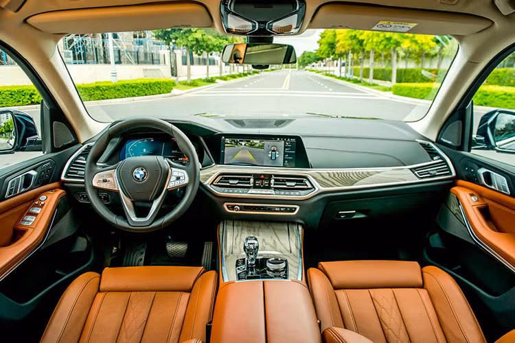BMW X7 2019 tiêu chuẩn có cấu hình 7 chỗ ngồi, nhưng chiếc xe này chỉ có 6 chỗ ngồi, hàng ghế thứ 2 vì thế rộng rãi hơn. Vật liệu da cao cấp xuất hiện khắp nơi, kết hợp các đường thêu dạng kim loại tương phản đậm chất SUV hạng sang của hãng xe xứ Baravia.