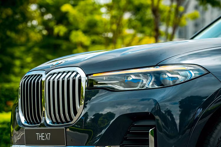 Đáng chú ý là BMW X7 thế hệ mới có khoảng sáng gầm xe 221mm, khả năng lội qua vùng nước sâu 500mm (tốc độ 7km/h), góc tới 25 độ, góc thoát 22,2 độ. Xe sở hữu lưới tản nhiệt “quả thận” đặc trưng của BMW lớn nhất trước nay trong lịch sử. Đèn pha thiết kế lớn và hài hòa hơn so với trước đây, trong đó có tùy chọn trang bị đèn pha Laser siêu sáng (tầm xa tới 600 mét, gấp đôi đèn full-LED).