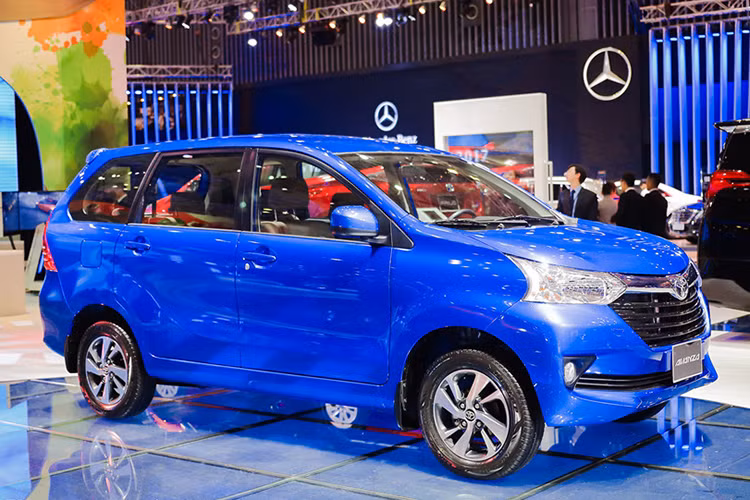Avanza vừa ra mắt tại VMS 2017 thuộc thế hệ thứ 2, với kích thước tổng thể 4.140 x 1.660 x 1.695 mm kèm trục cơ sở 2.655 mm. Như vậy, Toyota Avanza có kích thước nhỏ hơn Innova khá nhiều: ngắn, hẹp ngang và thấp hơn lần lượt 595, 170 và 100 mm. Trục cơ sở kém Innova gần 100 mm khẳng định chiếc MPV này ở mức giá rẻ hơn.