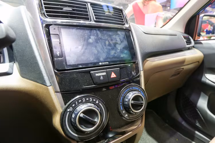 Avanza cũng được trang bị hệ thống điều hòa riêng dành cho các hành khách ngồi hàng ghế sau với cửa gió nằm ở trên nóc xe. Với trục cơ sở dài 2655 mm, hàng ghế thứ 2 của chiếc xe vẫn có không gian để chân tương đối rộng rãi. Dù có 7 chỗ ngồi nhưng do sở hữu kích thước gọn gàng, người lớn ngồi hàng ghế thứ 3 sẽ bị bó chân.