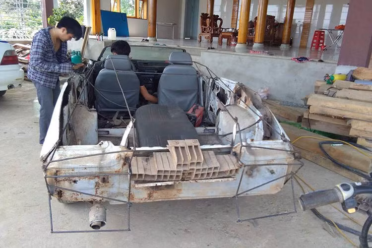 Khác với chàng trai đến từ Đắk Mil với bản độ dựa theo mẫu xe cổ Shelby Cobra 427, Trung Kiên lại không có ý định chế theo một mẫu xe nào mà chỉ độ lại theo niềm đam mê của mình. Sau 2 tháng trời ròng rã làm việc, cuối cùng tác phẩm đầu tay của chàng trai Hà Tĩnh cũng được ra đời.
