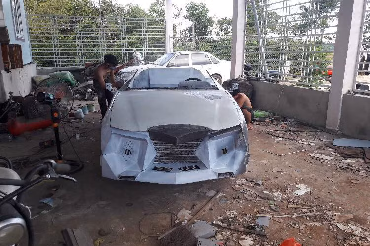 Ngoại hình xe trở nên khá hầm hố với phần đầu và đuôi xe trông như những chiếc siêu xe Batman khủng, anh chàng Trung Kiên cũng trang bị cho mẫu xe độ này bộ đèn pha nhỏ dạng LED có thể đổi màu sắc. Phía trên "đôi mắt" này còn có dải đèn LED chiếu sáng ban ngày.
