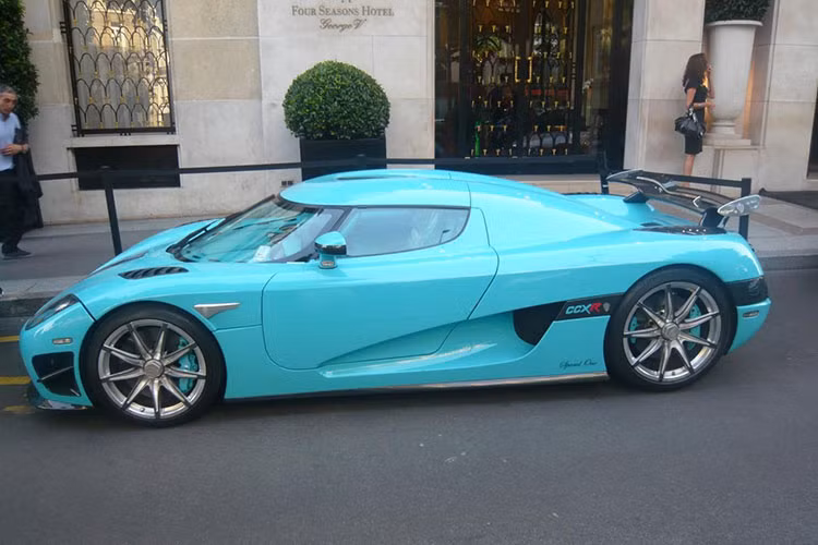 Siêu xe Koenigsegg CCXR trang bị động cơ V8 4,8 lít tăng áp kép, công suất 1.004 mã lực. Xe có khả năng tăng tốc 0-100 km/h trong 2,9 giây, 0-200 km/h trong 8,75 giây và tốc độ tối đa có thể đạt hơn 400 km/h. Vào thời điểm Hoàng thân Qatar mua mẫu xe này, nó có giá 2,3 triệu USD.