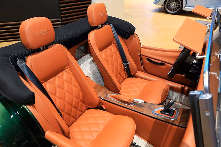 Chiếc xe Morgan Plus Six ở Thái Nguyên ngoài màu đen nhám ra còn có điểm nhấn khi sở hữu kiểu mui mềm màu đỏ, đóng và mở "bằng cơm" tức người lái phải tự tay tháo ra hoặc đóng mui lại.