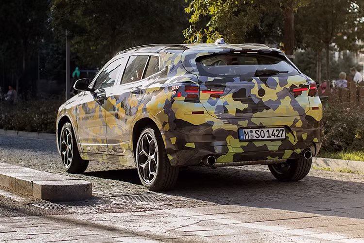 Mẫu xe BMW X2 cũng đã từng “lộ diện” lần đầu tiên vào tháng 8/2017 vừa qua, khoảng một tháng trước khi khai mạc Triển lãm ôtô Frankfurt 2017 tại Đức. Lần này, thành viên mới nhất trong “gia đình” X vẫn được ngụy trang khá kỹ bằng lớp áo là sự kết hợp sáng tạo giữa các gam màu vàng, xám và đen. Tuy nhiên, lớp vỏ bọc đã thay đổi so với trước.