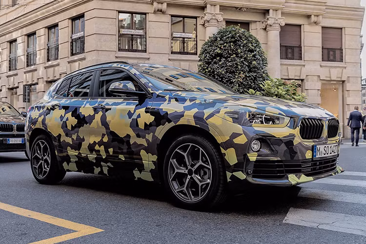 Bỏ qua phần nguỵ trang với lớp áo camo, ta có thể nhận thấy rõ phần đầu ccủa chiếc xe nổi bật với cụm lưới tản nhiệt "quả thận" đặc trưng của thương hiệu BMW nhưng được tinh chỉnh phù hợp với ngoại thất của một mẫu xe 5 cửa. Hai hốc hút gió bên dưới cũng được thiết kế rõ nét hơn.