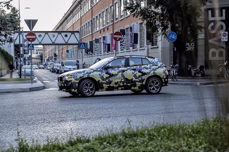 Trong lần xuất hiện này tại kinh đô thời trang Milan, BMW X2 vẫn sở hữu ngoại thất được che chắn khá kỹ. Tuy nhiên, nhiều người nhanh chóng nhận ra đây không phải là chiếc xe đã được “trình làng” vào tháng trước nhờ vào thay đổi vị trí biển số xe và màu sắc lớp trang trí bên ngoài.